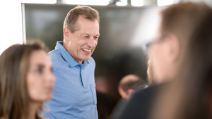 Lachender Mann in Gruppe