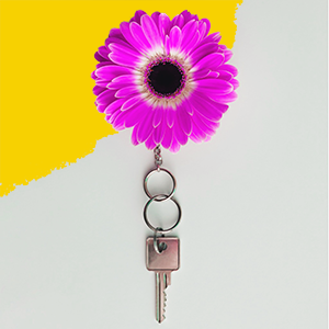creative-keyring-or-key-chain-made-of-spring-daisy-flower-minimal-picture-id1326395289