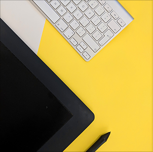 tastatur auf gelbem HIntergrund